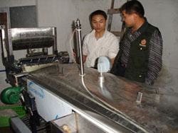 技術(shù)人員在介紹機械的性能.jpg 技術(shù)人員在介紹機械的性能.jpg