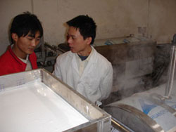 客戶自己動手調(diào)節(jié)河粉的厚薄.jpg 客戶自己動手調(diào)節(jié)河粉的厚薄.jpg